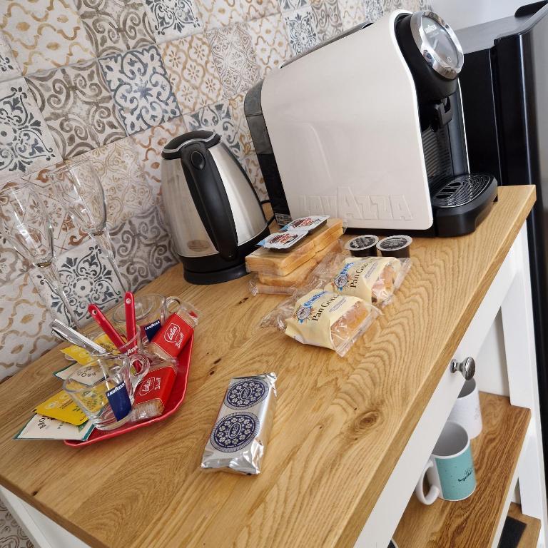Příslušenství pro přípravu čaje a kávy v ubytování B&B Il Rosone