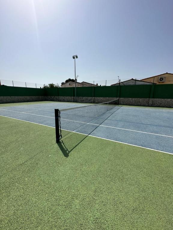 Tenis a/nebo squash v ubytování VILLA PALMERA - tennis privé nebo okolí