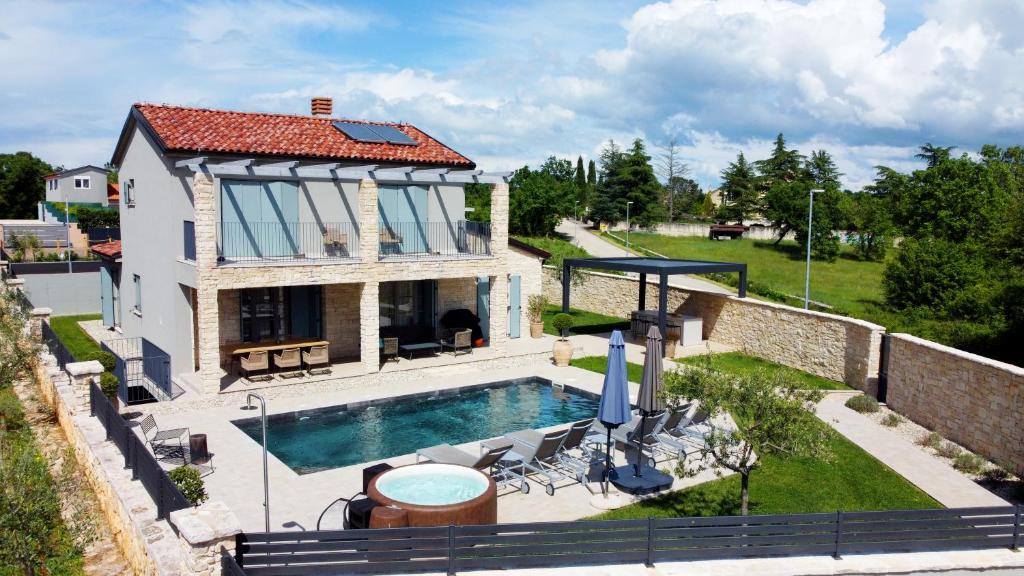 eine Luftansicht eines Hauses mit Pool in der Unterkunft Villa Art Renata with Pool, Sauna & Hot tub in Rovinj