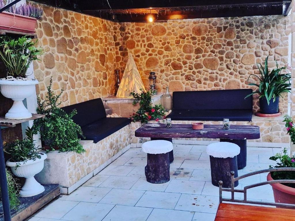 une terrasse avec un canapé, une table et des plantes dans l'établissement Kipros Accommodation, à Nicosie