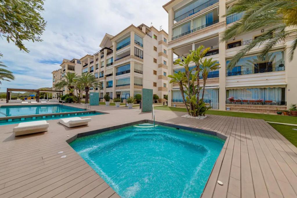 Bazén v ubytování Guardamar Hill Resort Spa nebo v jeho okolí