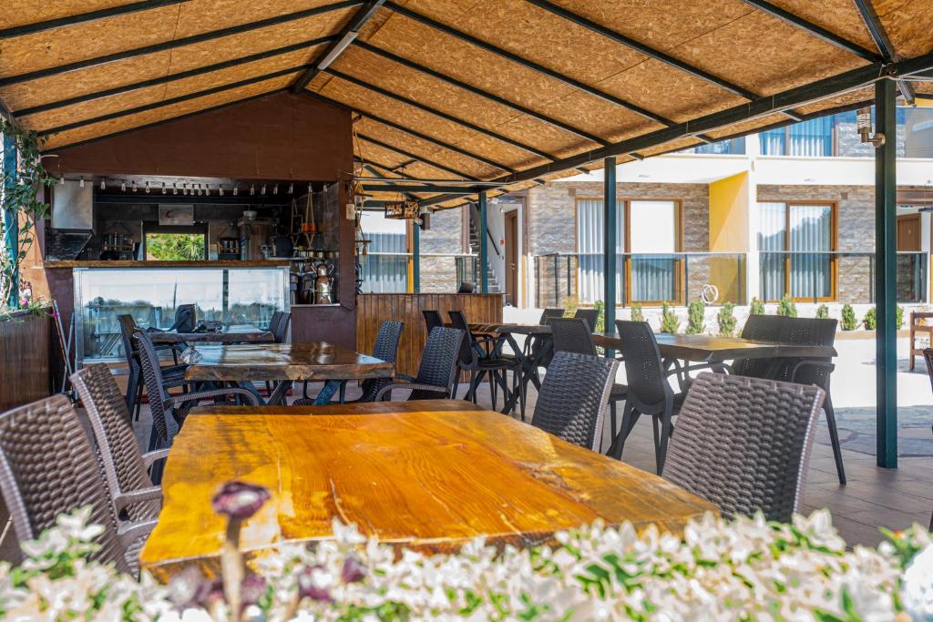 Restaurace v ubytování Olive Tree Apart Hotel