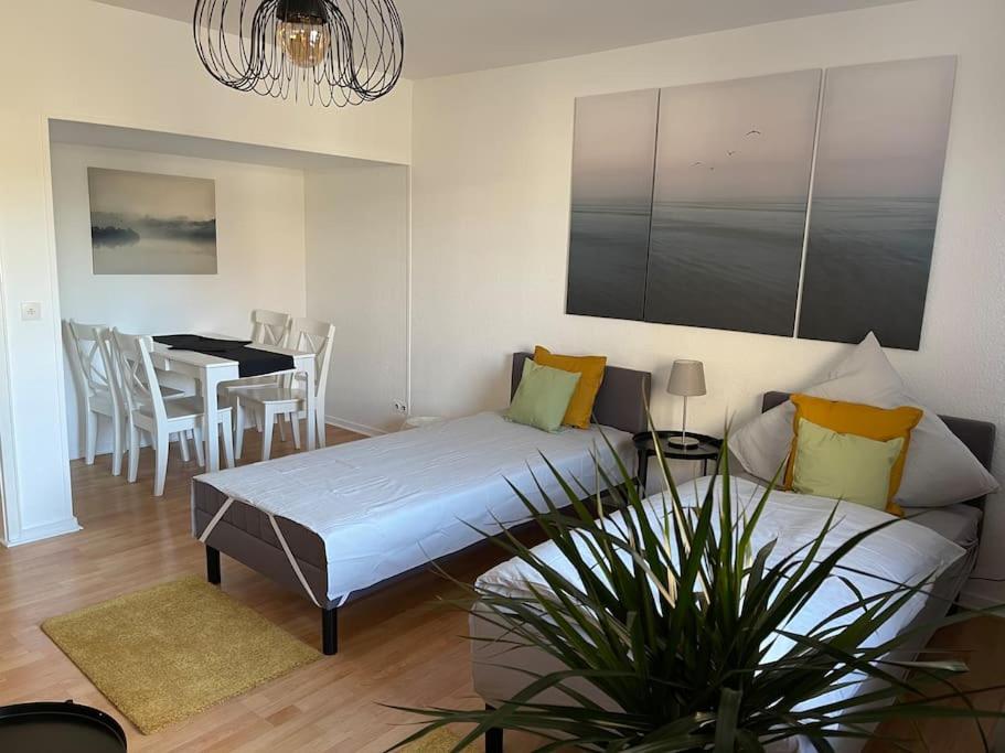 ein Wohnzimmer mit einem Sofa und einem Tisch in der Unterkunft City Appartment 2 Krefeld 20km DUS Airport/ Messe in Krefeld