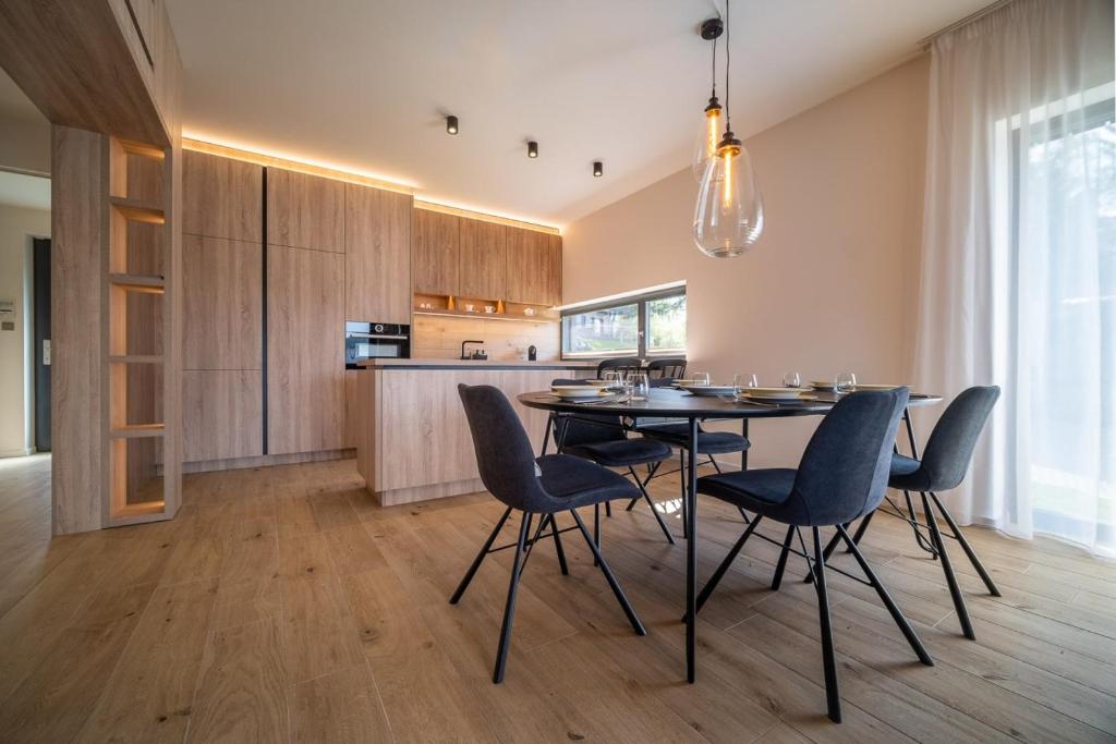 Kuchyň nebo kuchyňský kout v ubytování Holiday House U Hájenky 6L Lipno Home