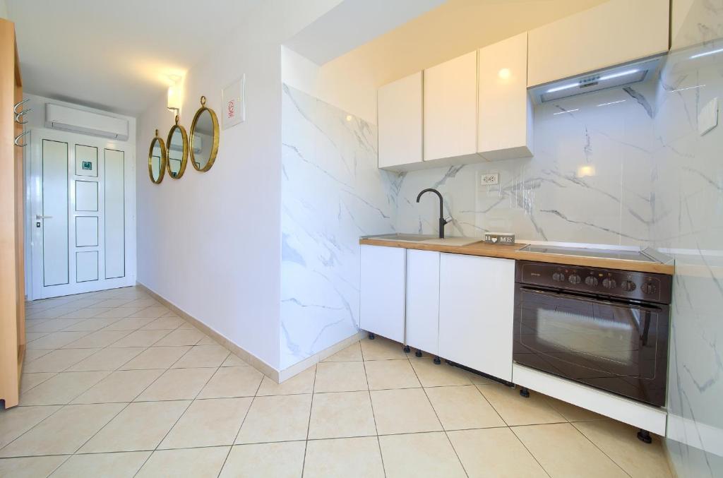 Kuchnia lub aneks kuchenny w obiekcie Apartments Adria Danka