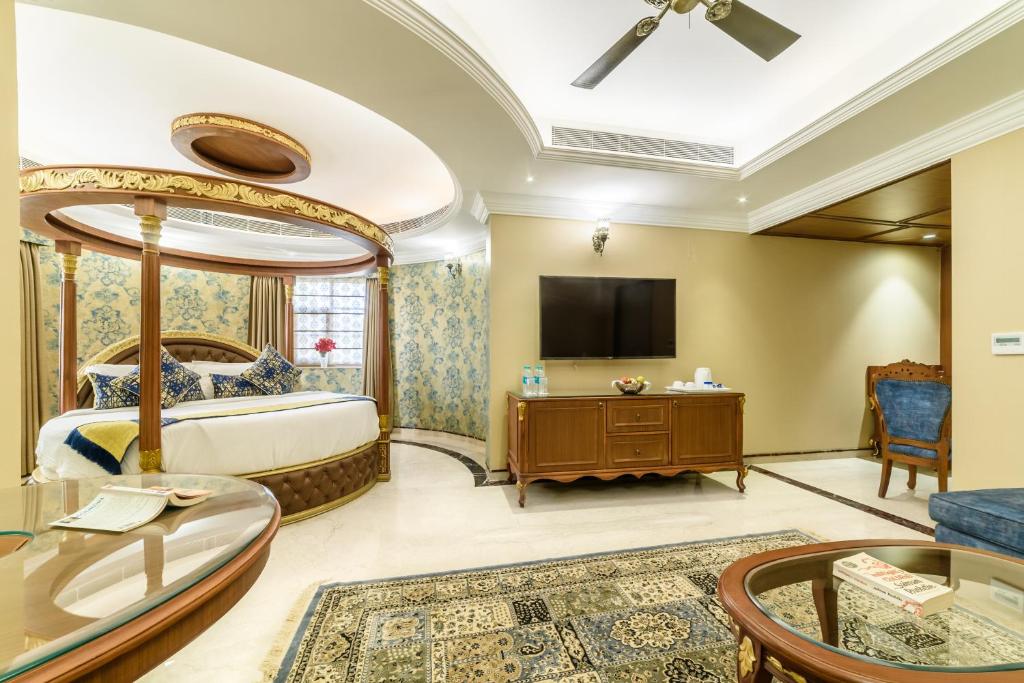 TV a/nebo společenská místnost v ubytování Fort Rajwada,Jaisalmer