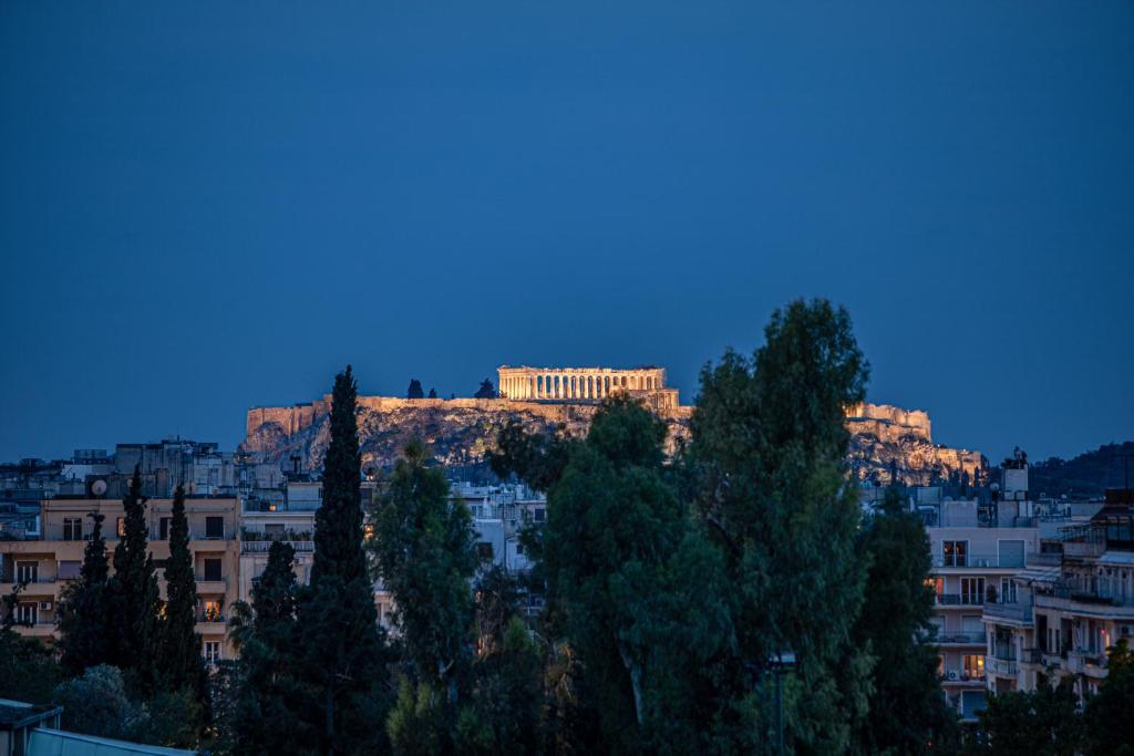 een uitzicht op een stad met een gebouw op een heuvel bij Athens Cityscape in Athene
