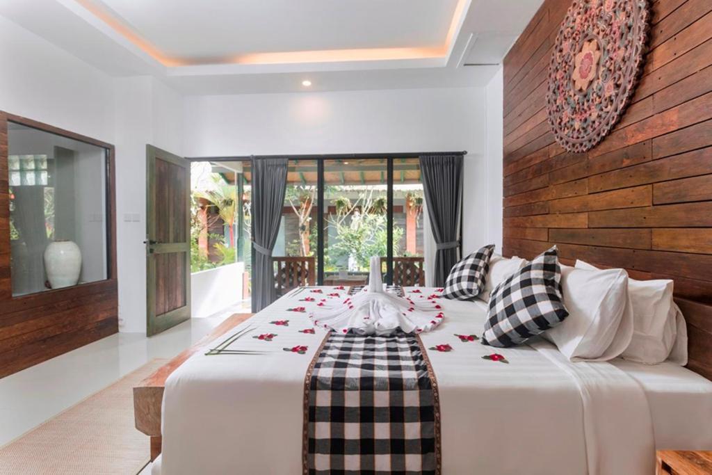 Postel nebo postele na pokoji v ubytování Nawa Sakti Ubud Suite