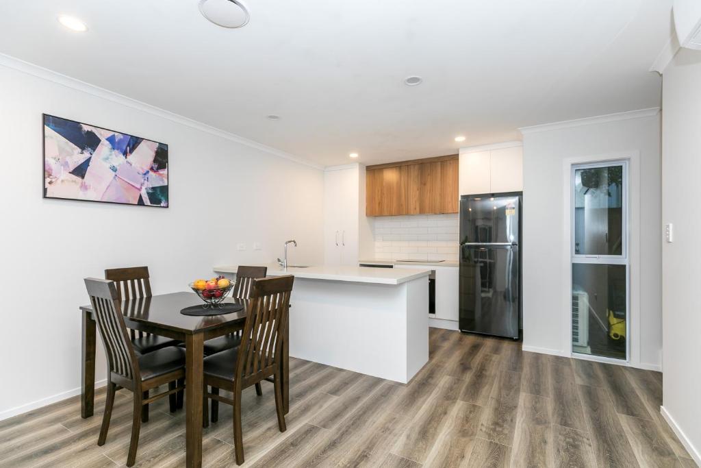Comfy Stay Close to City Center - Resim 4