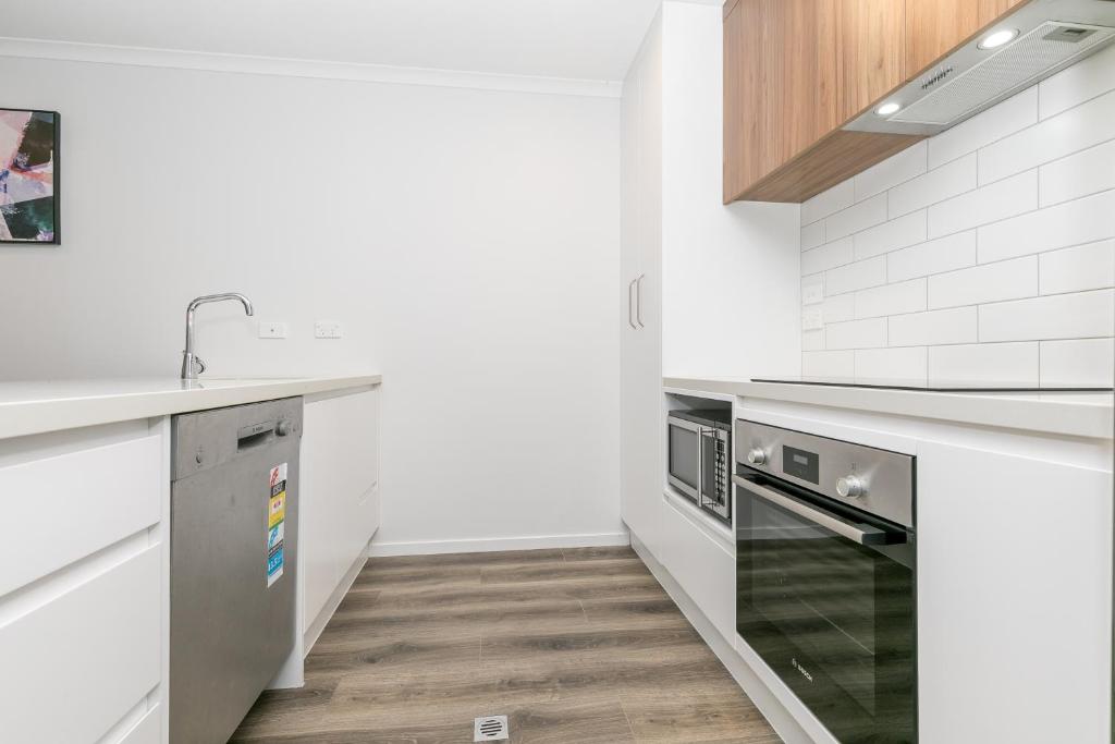 Comfy Stay Close to City Center - Resim 9