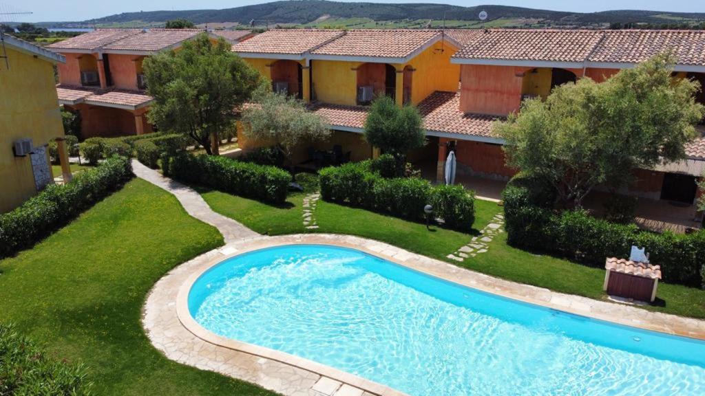 una piscina en el patio de una casa en Villa Timo, en SantʼAnna Arresi
