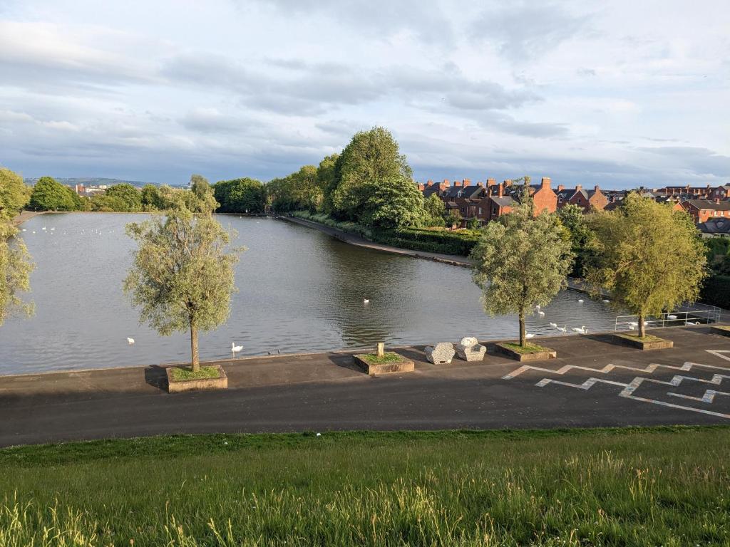 uma vista para um rio com árvores e uma cidade em Belfast Waterworks Townhouse em Belfast