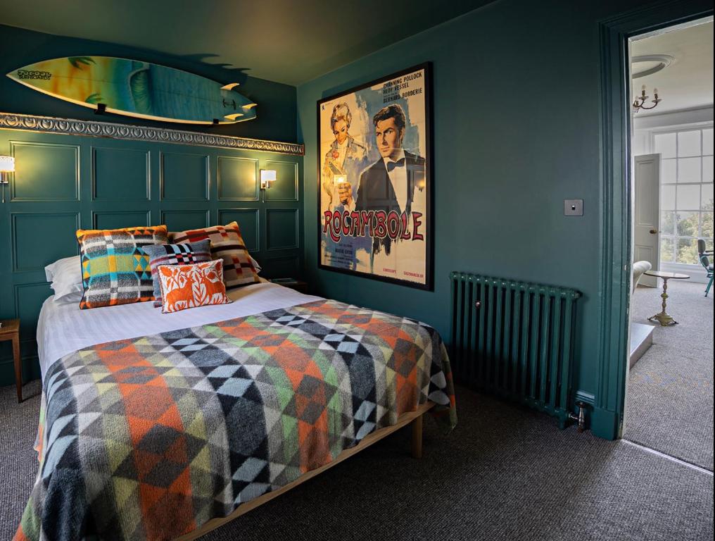 sypialnia z łóżkiem z plakatem na ścianie w obiekcie Paramount Apartments Ilfracombe, arty seaside holiday apartments w mieście Ilfracombe
