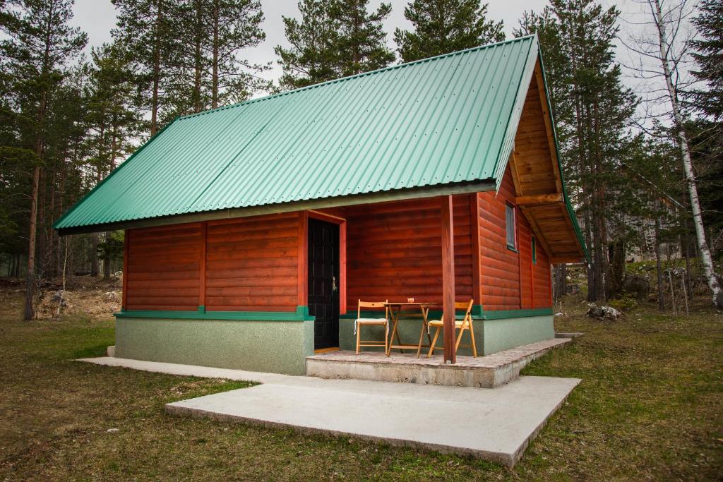 a small cabin with a table and two chairs in it at Apartman Djokovic in Žabljak