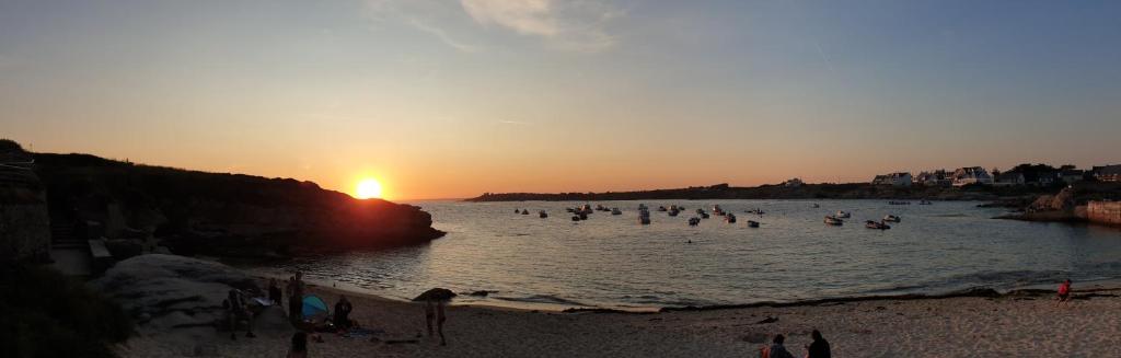 un groupe de personnes dans l'eau sur une plage dans l'établissement TY Maelou, à Ploemeur