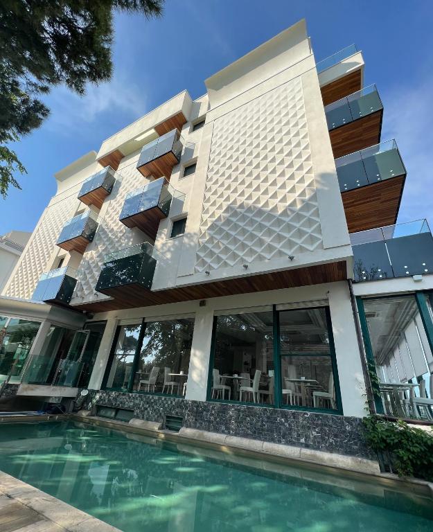 Bazén v ubytování Hotel Montecarlo - Vista Mare con Piscina & Area Fitness nebo v jeho okolí