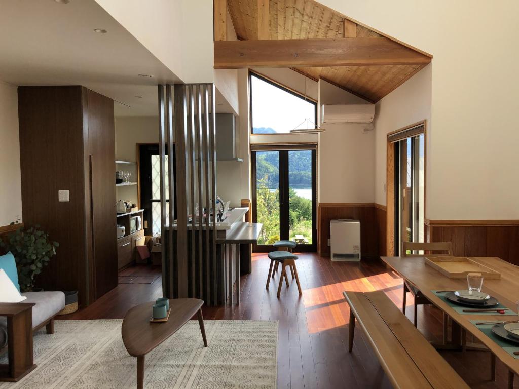 een woonkamer met een tafel en een eetkamer bij LiveGRACE Villa Lake Kawaguchiko 富士河口湖 in Yamanashi