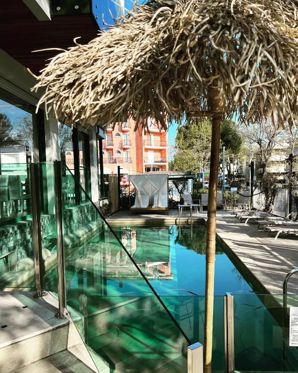 Bazén v ubytování Hotel Montecarlo - Vista Mare con Piscina & Area Fitness nebo v jeho okolí