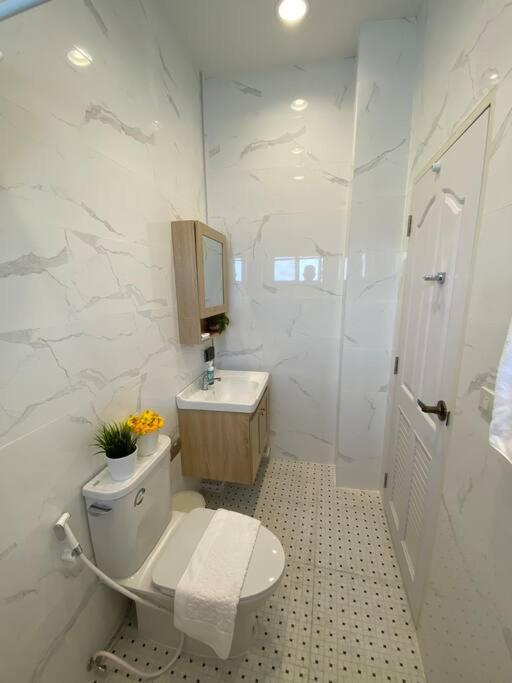 Koupelna v ubytování 1 min walk to BTS, 3 Bed 3 Bath, Entire House