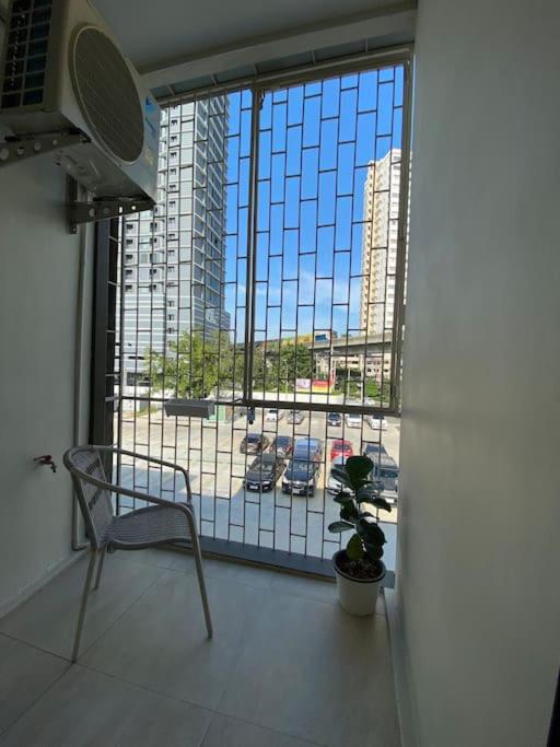 Balkón nebo terasa v ubytování 1 min walk to BTS, 3 Bed 3 Bath, Entire House