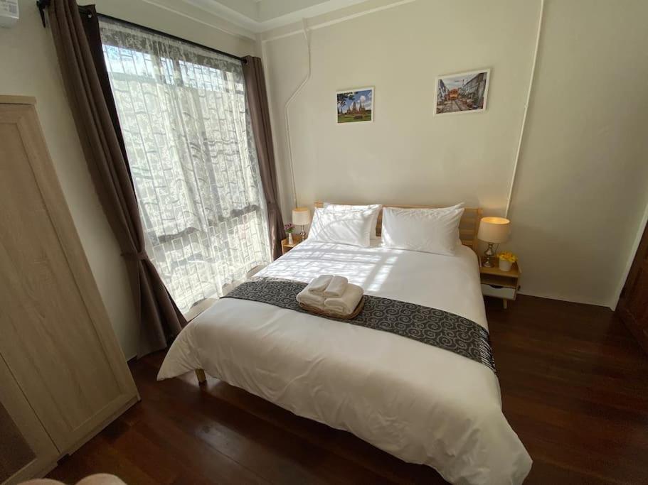 Postel nebo postele na pokoji v ubytování 1 min walk to BTS, 3 Bed 3 Bath, Entire House