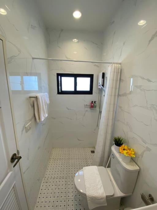 Koupelna v ubytování 1 min walk to BTS, 3 Bed 3 Bath, Entire House