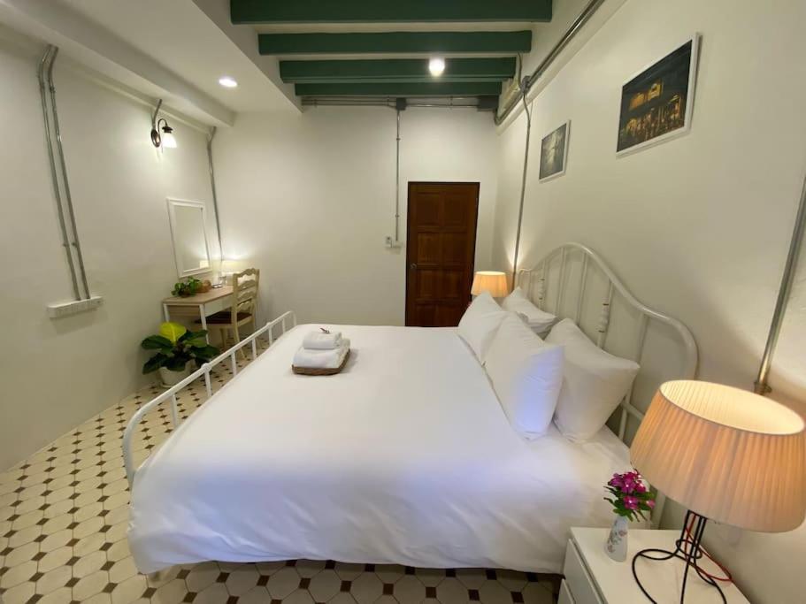 Postel nebo postele na pokoji v ubytování 1 min walk to BTS, 3 Bed 3 Bath, Entire House