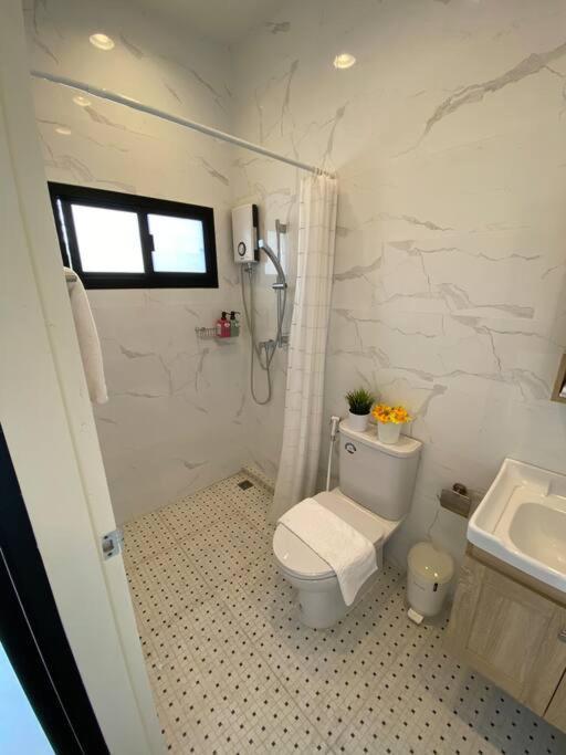 Koupelna v ubytování 1 min walk to BTS, 3 Bed 3 Bath, Entire House