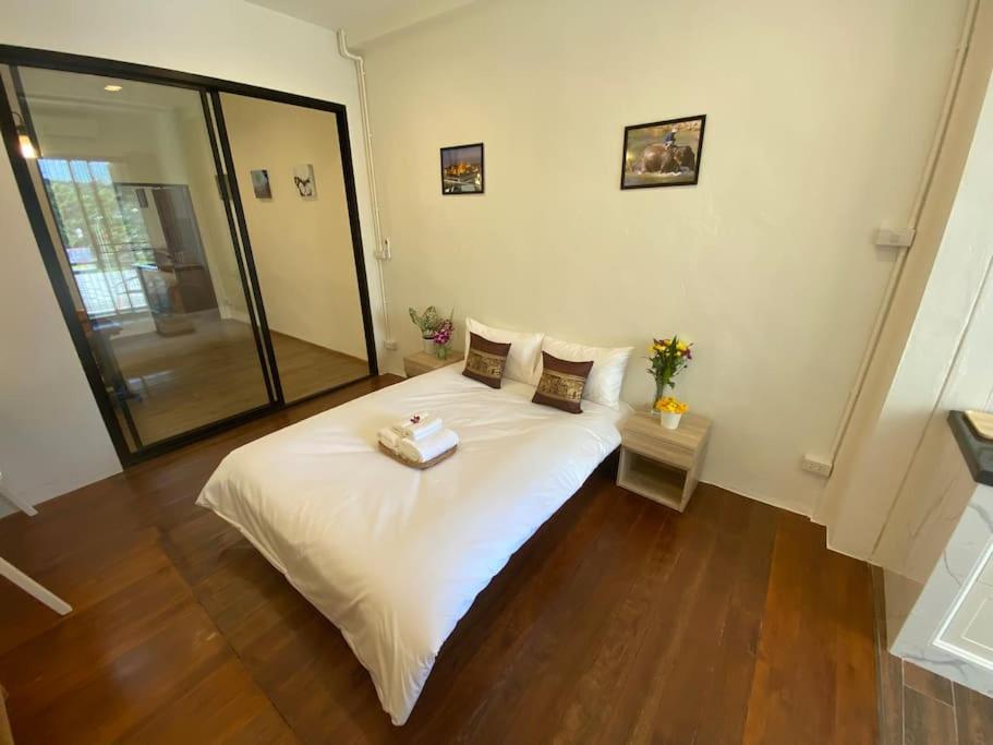 Postel nebo postele na pokoji v ubytování 1 min walk to BTS, 3 Bed 3 Bath, Entire House