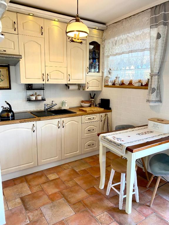 Kuchyňa alebo kuchynka v ubytovaní Apartament przy Krupówkach - Laszka