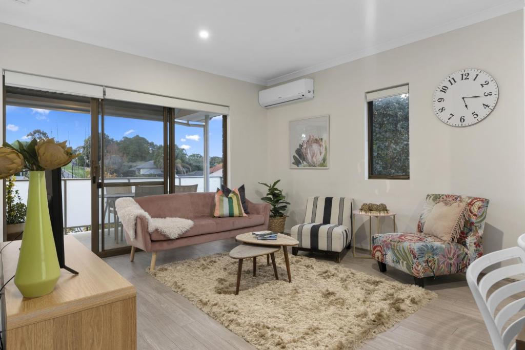 Contemporary Comfort Suite Relax and Explore - Housity