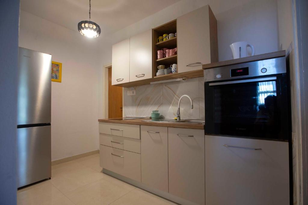 Kuchyňa alebo kuchynka v ubytovaní Apartments Davorka Šimuni