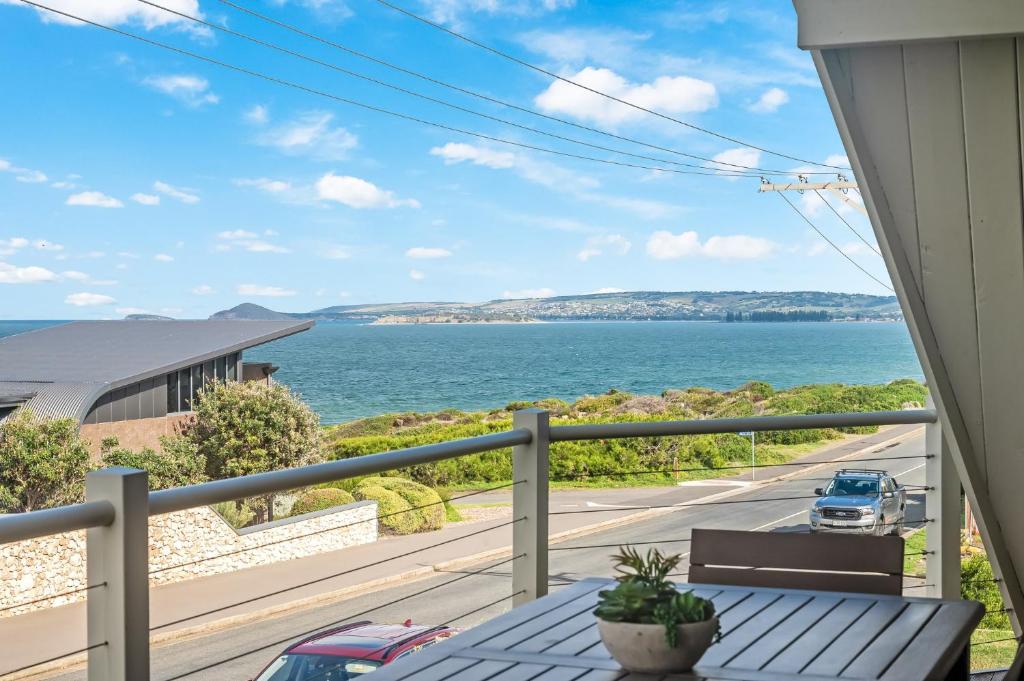 einen Balkon mit Meerblick in der Unterkunft The Ark Family Beach House WIFI Netflix in Port Elliot