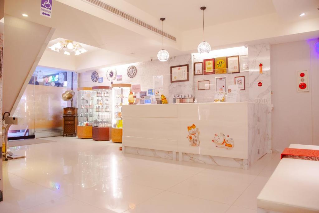 a large room with a counter in a store at E-Coast Star Hotel in Keelung