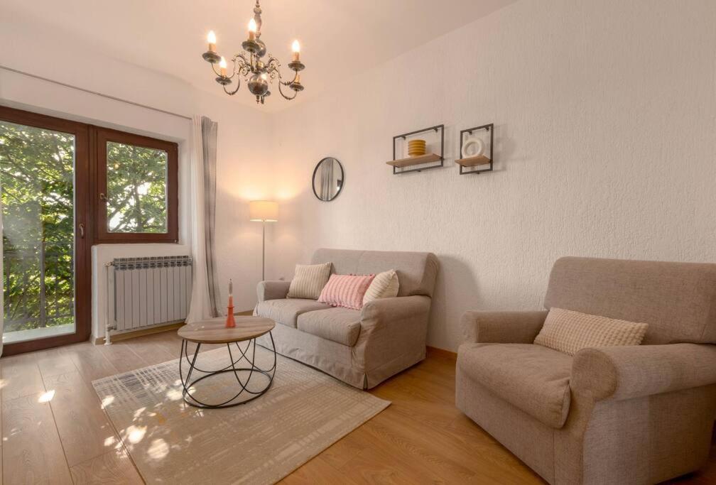 un soggiorno con 2 divani e un tavolo di Cosy apartment Greta a Kaštelir (Castellier)