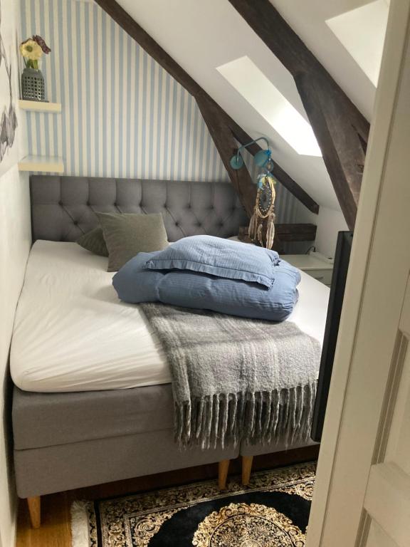 מיטה או מיטות בחדר ב-Ålesund downtown loft room with shared bathroom