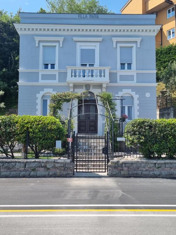 un edificio azul con una puerta delante en Villa Maria, en Koper