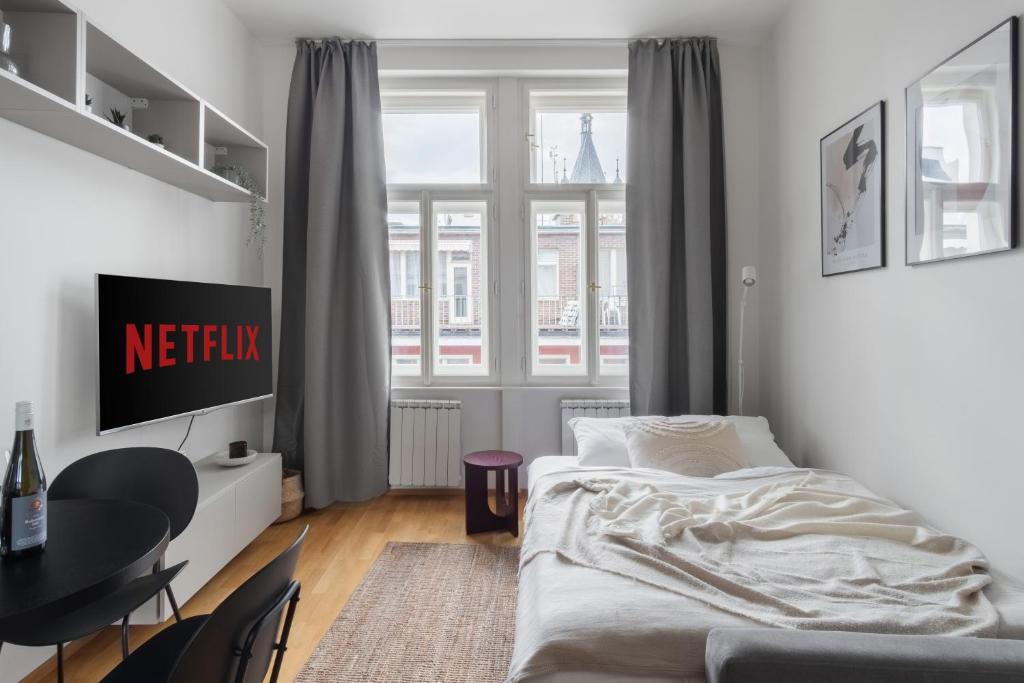TV a/nebo společenská místnost v ubytování Bright Condo in New Town by Prague Days