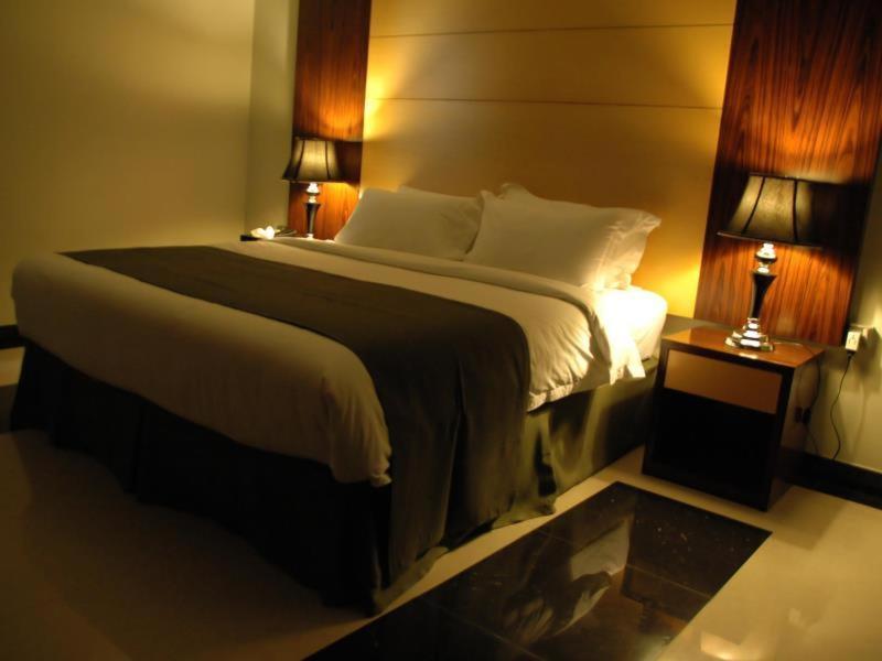Letto o letti in una camera di Doha Dynasty Hotel