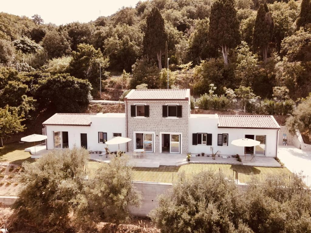 una vista aérea de una casa blanca con árboles en Casale 54, en San Giorgio