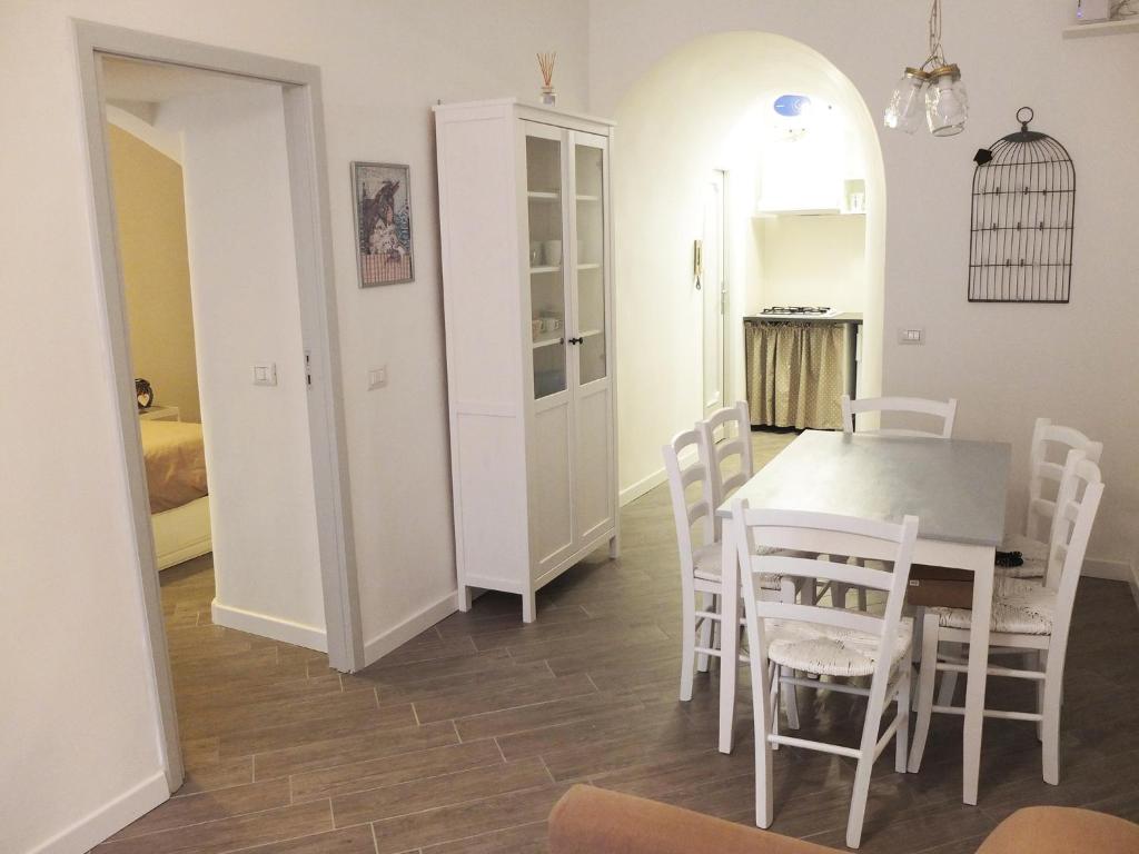 - une cuisine et une salle à manger avec une table et des chaises dans l'établissement Casa Cinquesanti, à Naples