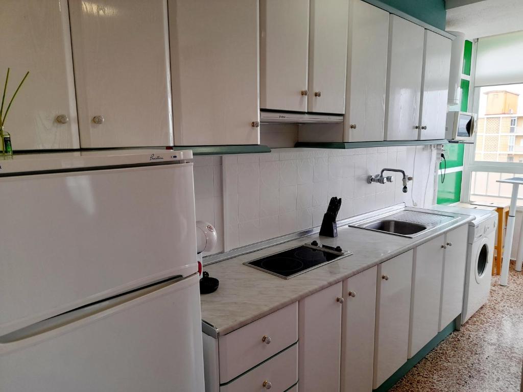 Kuchyň nebo kuchyňský kout v ubytování APARTAMENTO VISTAS AL MAR, 11 Planta, 50M PLAYA!!