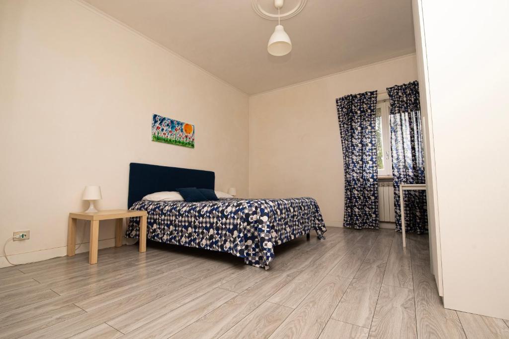 Schlafzimmer mit einem Bett und Holzboden in der Unterkunft Casa Remo in Valmontone