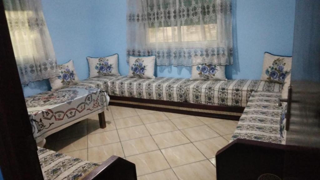 En eller flere senge i et værelse på Saramica Spacious Apartment