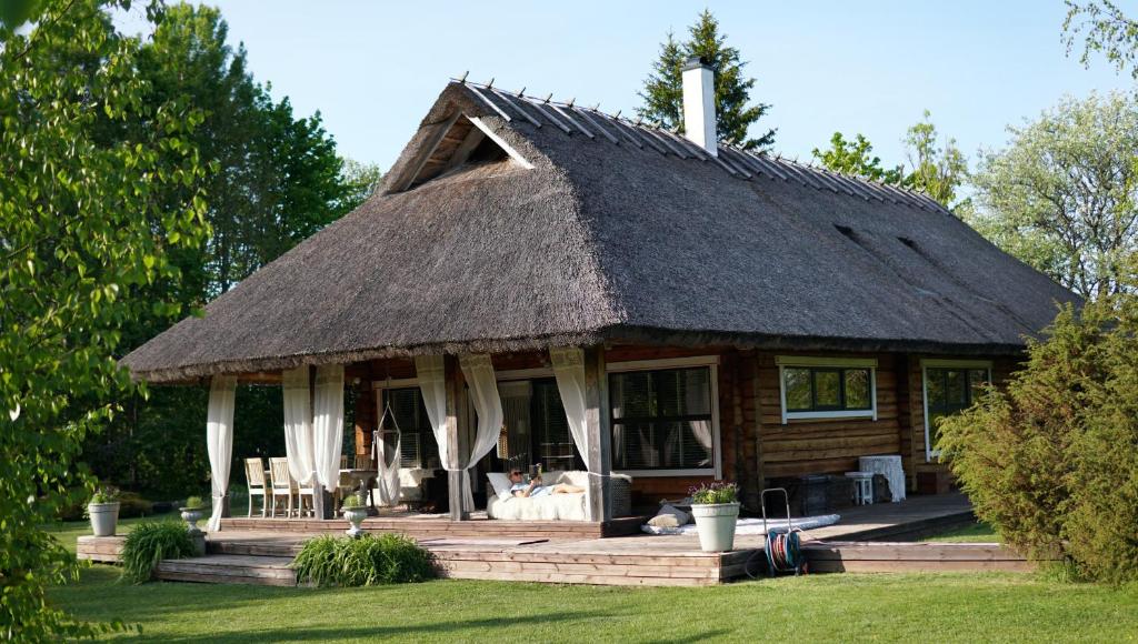 Cabaña de madera con techo de paja en Kandimaa villa Saaremaal, 