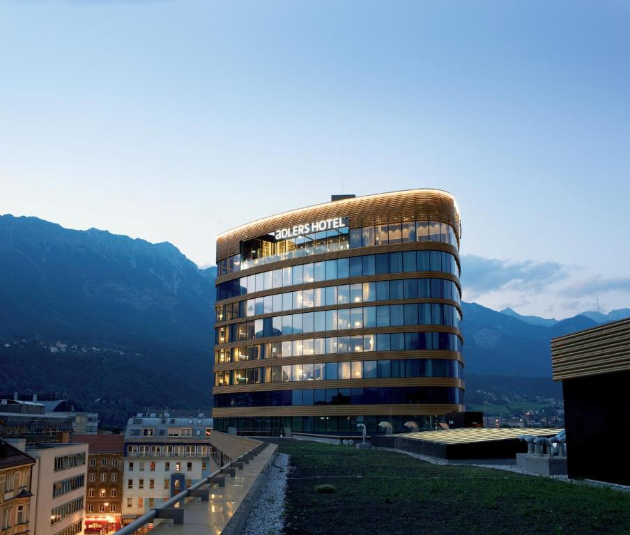 een gebouw met een bord aan de zijkant bij aDLERS Hotel Innsbruck in Innsbruck