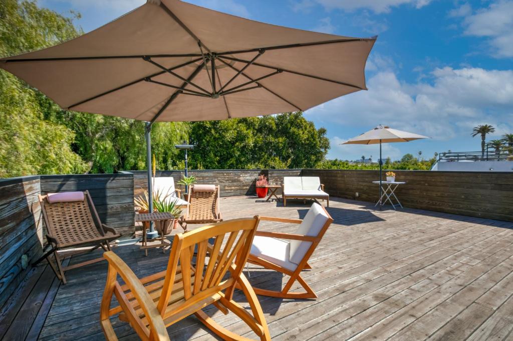 ロサンゼルスにあるArtSpace Venice Beach Rooftop House at Best Locationのパティオ(椅子、テーブル、パラソル付)