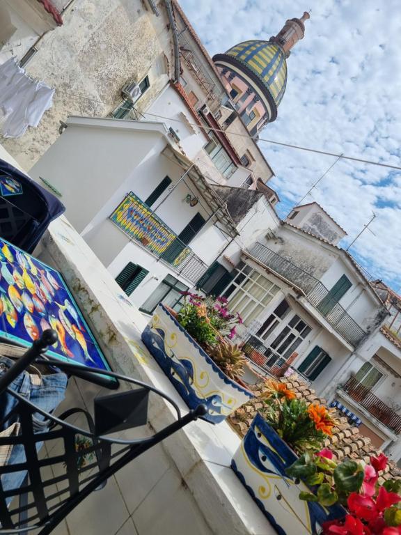 una vista de un edificio con una mezquita en el fondo en Cala Di Luna House, en Vietri