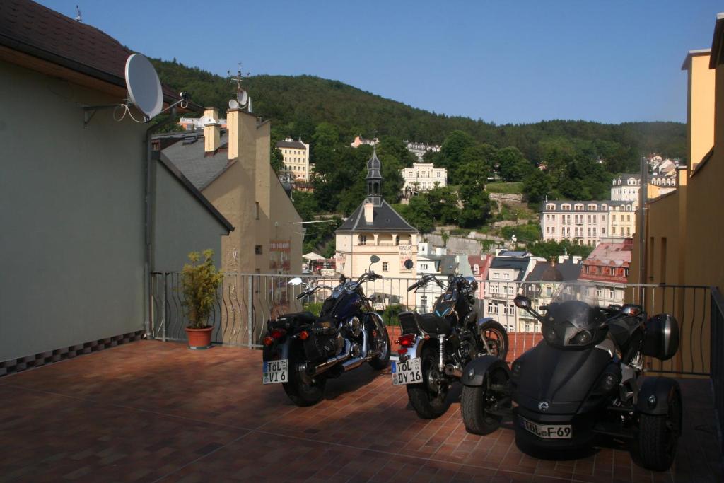 Nespecifikovaný výhled na hory nebo výhled na hory při pohledu z hotelu