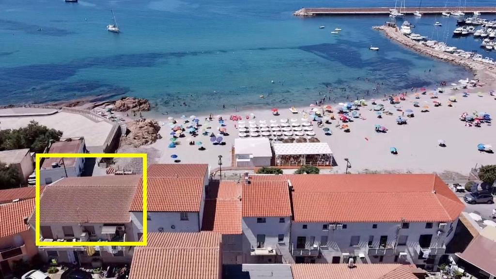 una vista de una playa con multitud de personas en Casetta al mare, en Isola Rossa